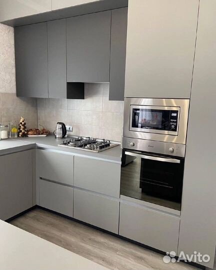 Кухня до потолка с техникой в подарок