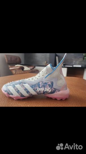 Футбольные бутсы-сороконожки adidas predator