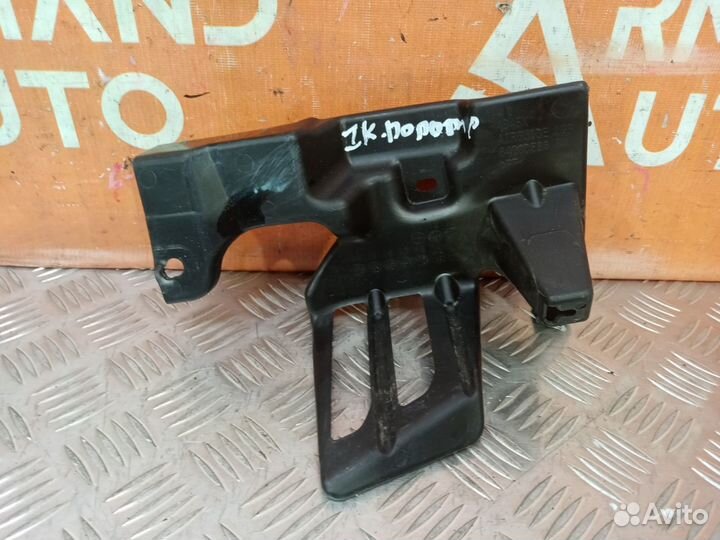 Кронштейн решетки радиатора верхний передний