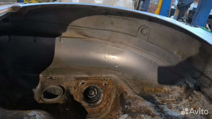 Заднее правое крыло Audi 100C4 седан