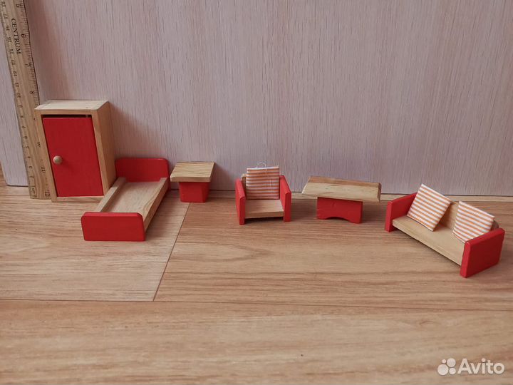 Деревянная мебель для кукольного домика
