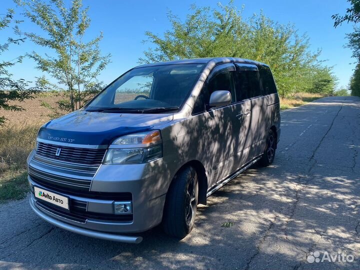 Toyota Voxy 2.0 AT, 2002, 120 000 км