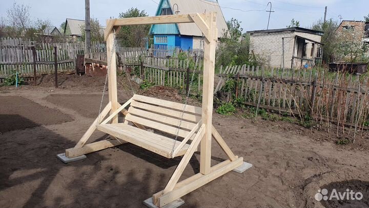 Садовые качели из дерева