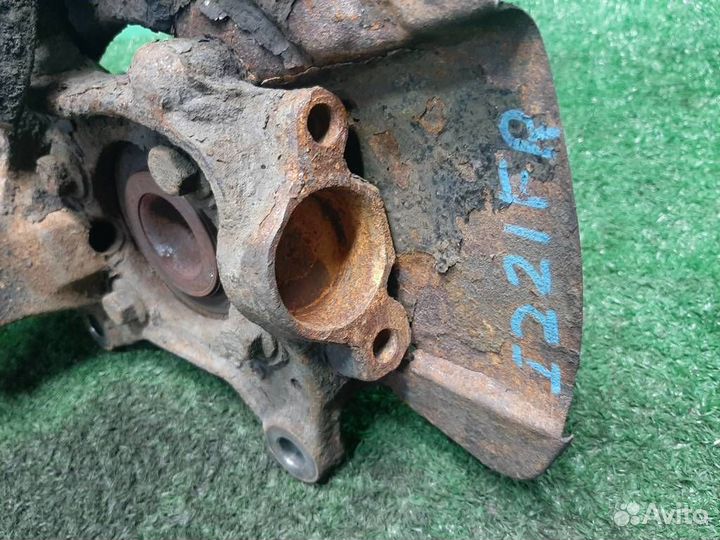 Кулак передний правый Volvo XC90 2006