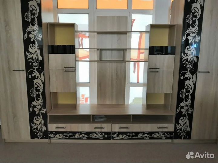 Гостиная с художественном рисунком на стекле