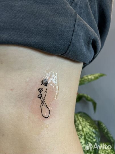 Тату мастер, модель на татуировку