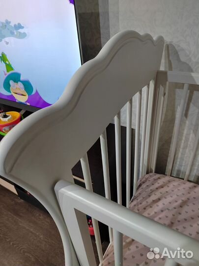 Детская кроватка с маятником и ящиком