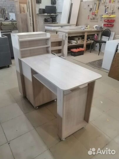 Маникюрный стол