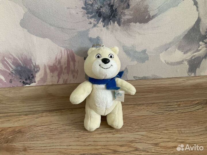 Белый олимпийский медвежонок