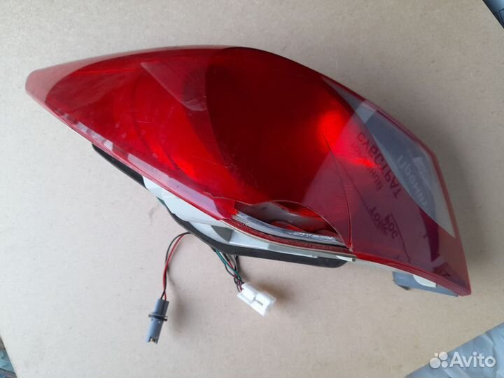 Задний левый фонарь