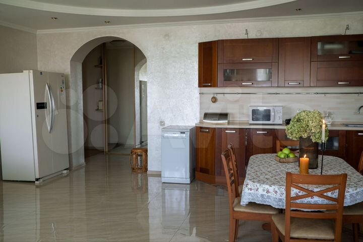 4-к. квартира, 140 м², 8/10 эт.