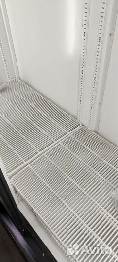 Большой холодильник витринный