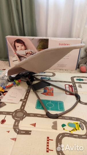 Кресло-шезлонг BabyBjorn + игрушка