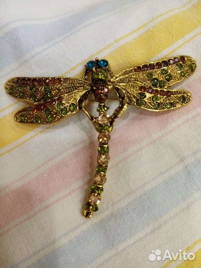 Красивая брошь