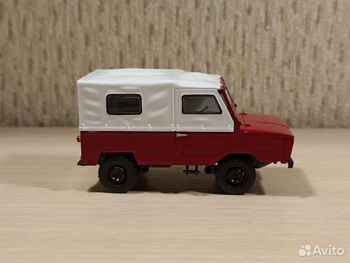 Модель автомобиля 1:43