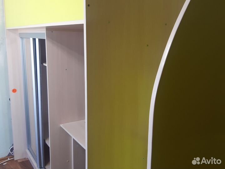 Детская кровать чердак со столом и шкафом бу