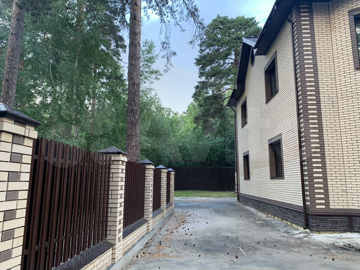 Коттедж 311 м² на участке 12 сот.