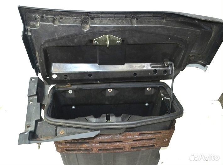 Боковое отделение для хранения снаружи кабины, лев