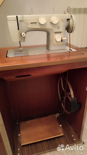 Швейная машинка с тумбой