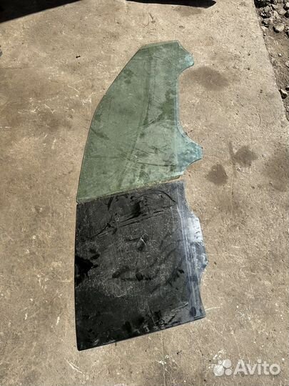 Cadillac srx правое стекло двери