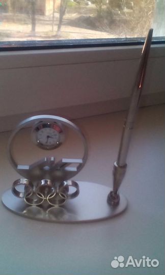 Подставка под ручку с ручкой и часами