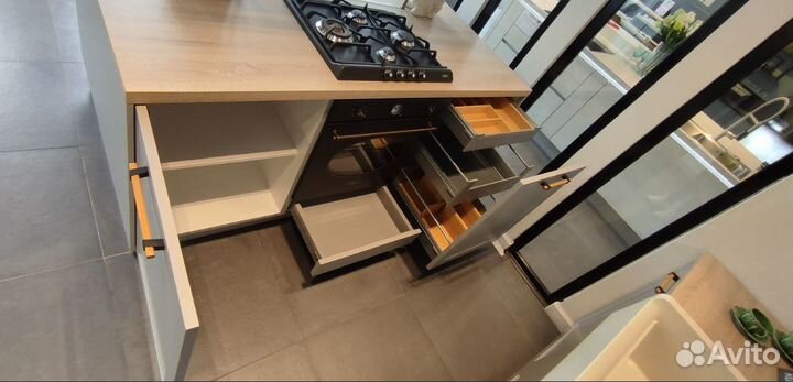 Кухонный гарнитур выставочный образец