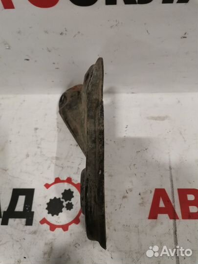 Кронштейн подрамника задний левый, првый Б/у toyot