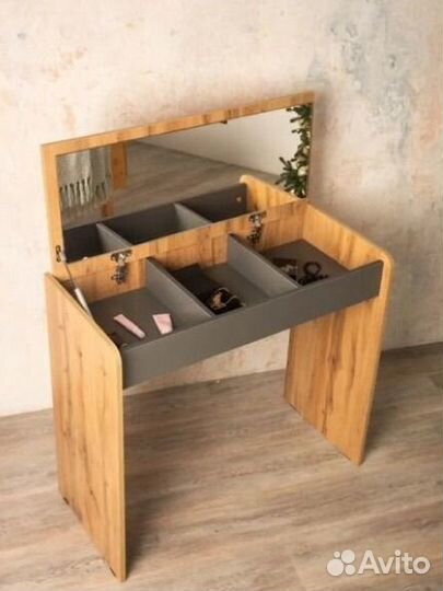 Туалетный столик с откидным зеркалом