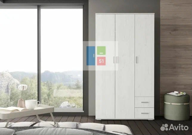 Шкаф трехстворчатый