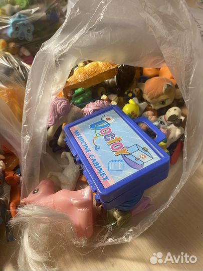 4 пакета с мелкими игрушками