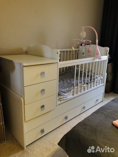 Детская кроватка с маятником, ящиками и комодом