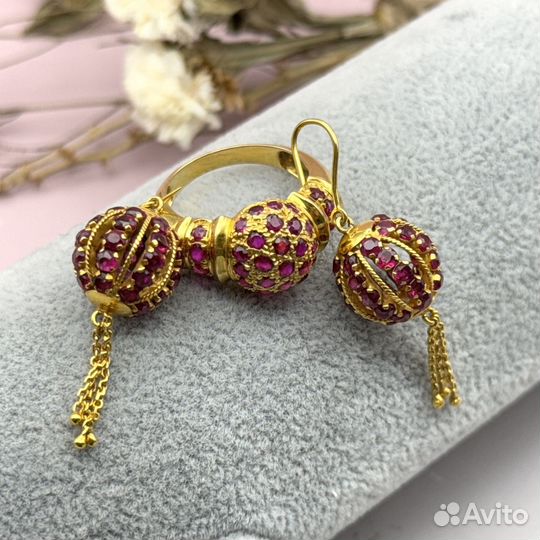 Золотой гарнитур с рубинами 750 пробы