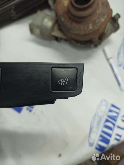 Кнопки подогрева сидений Mercedes C-class w204