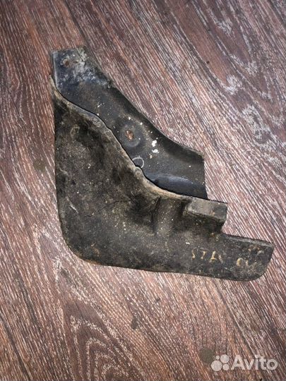 Брызговик передний левый Toyota Camry CV30 3SFE