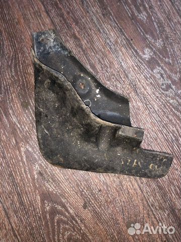 Брызговик передний левый Toyota Camry CV30 3SFE