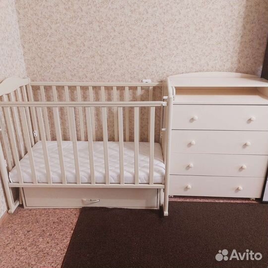 Детская кроватка с маятником и ящиком