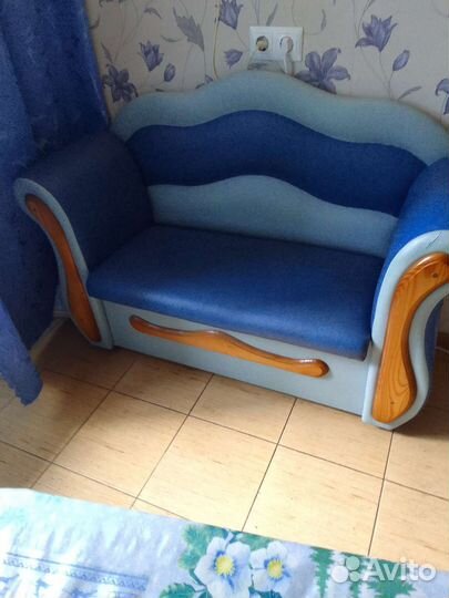 Кухонный стол и диван б.у