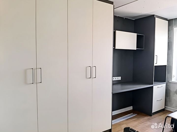 Рабочая зона для школьника у окна в рассрочку