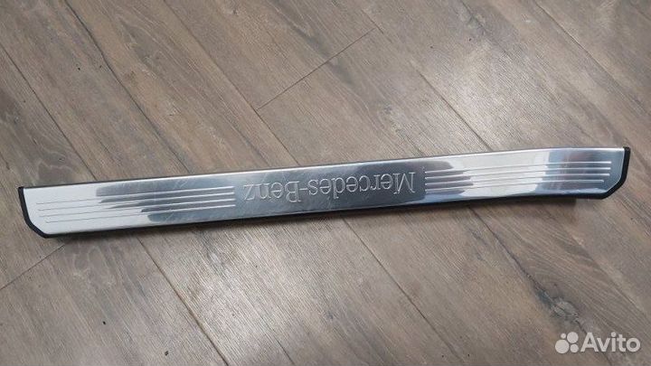 Декоративная накладка передняя правая Mercedes