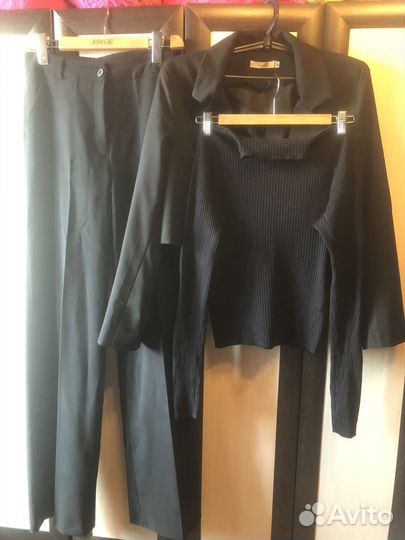 Костюм чёрный брючный 44 46 водолазка в подарок