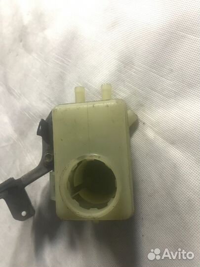 Бачок для тормозной жидкости Toyota Ipsum SXM10