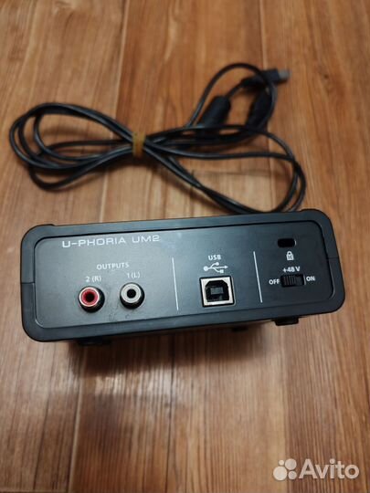 Звуковая карта behringer U-phoria UM2