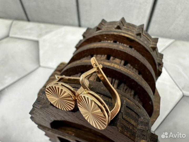 Золотые серьги 585 пробы массой 4.5 грамма