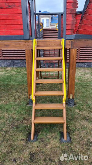 Домик детский на подиуме