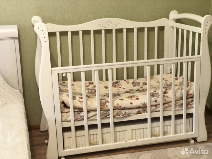 Кровать детская с маятником