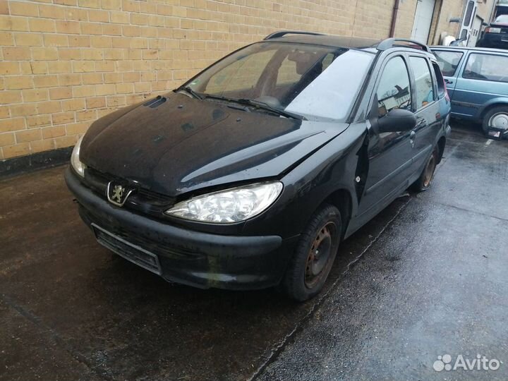 Стекло заднее Peugeot 206