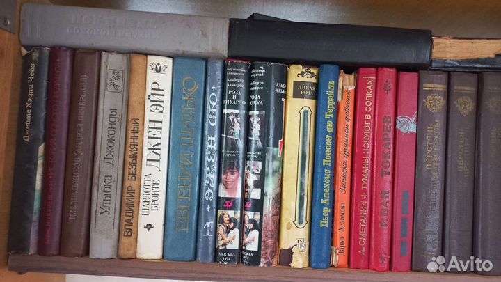 Много разных книг; детективы, садоводство, романы