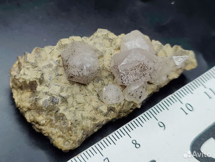 Аметистовидный кварц на гранате. Бор