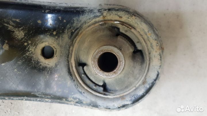 Рычаг передний нижний правый Toyota RAV4