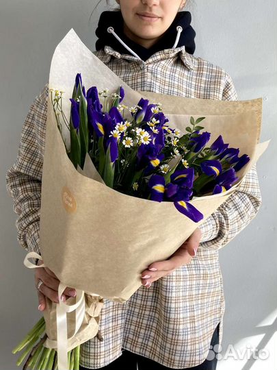 Букет из ирисов и полевых ромашек
